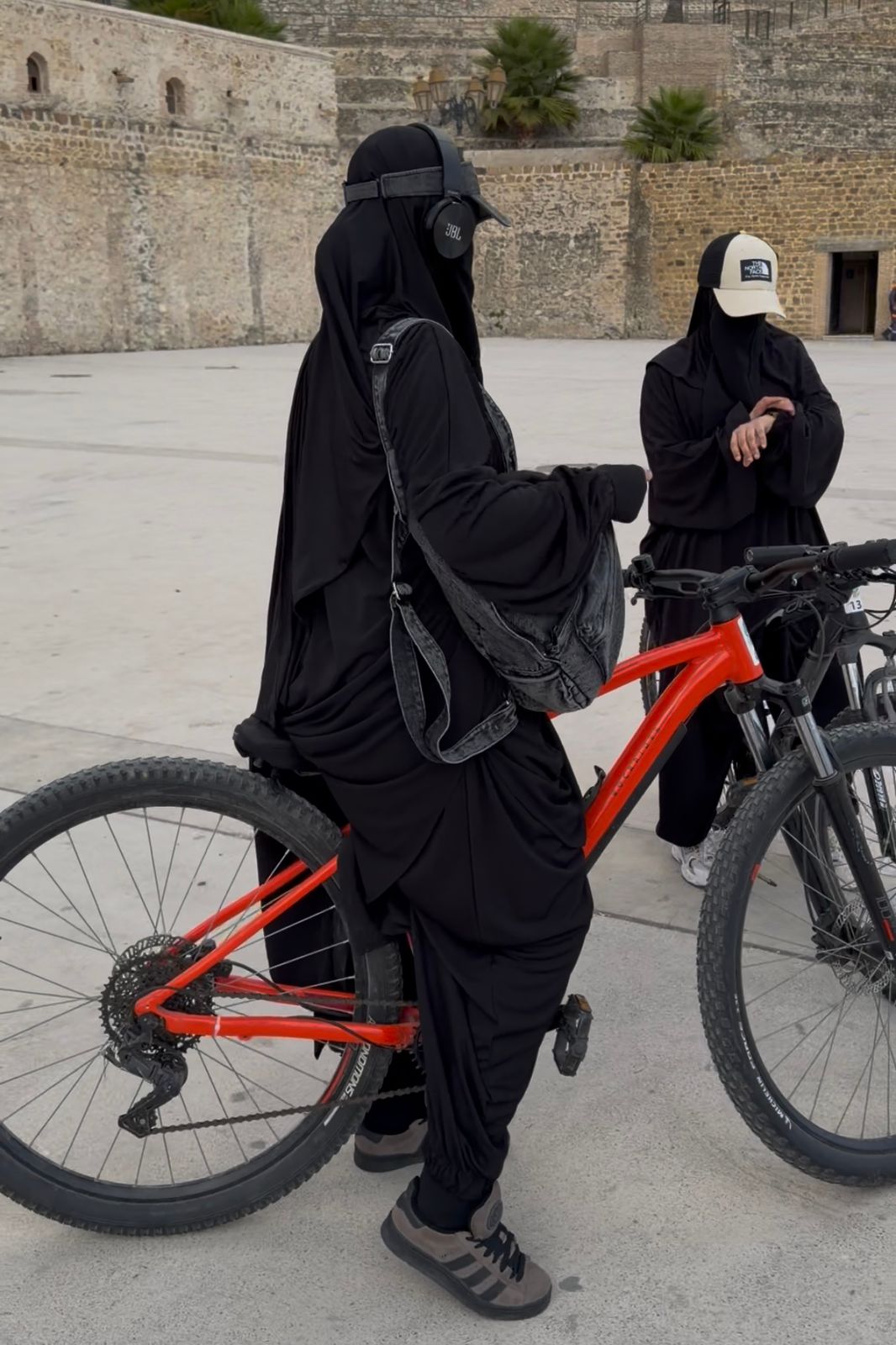 ENSEMBLE ABYL NOIR avec un col rond – Image 5