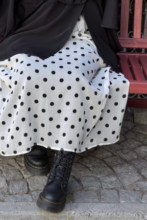Jupe blanche en mousseline à pois noirs